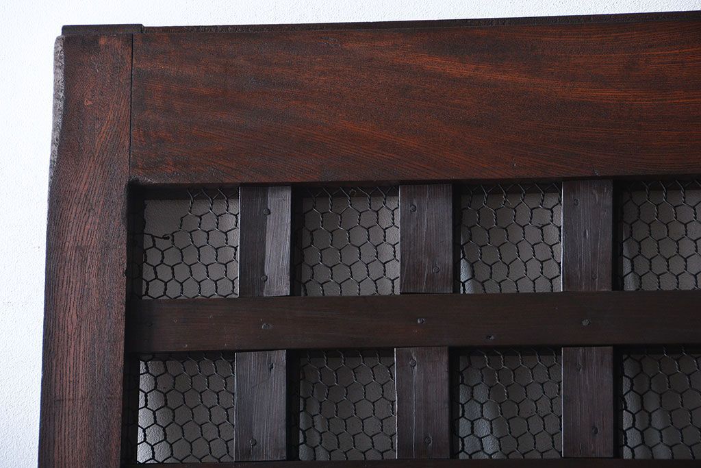 古民具・骨董　総欅材のマス目格子蔵戸(きつね格子、狐格子、玄関戸)