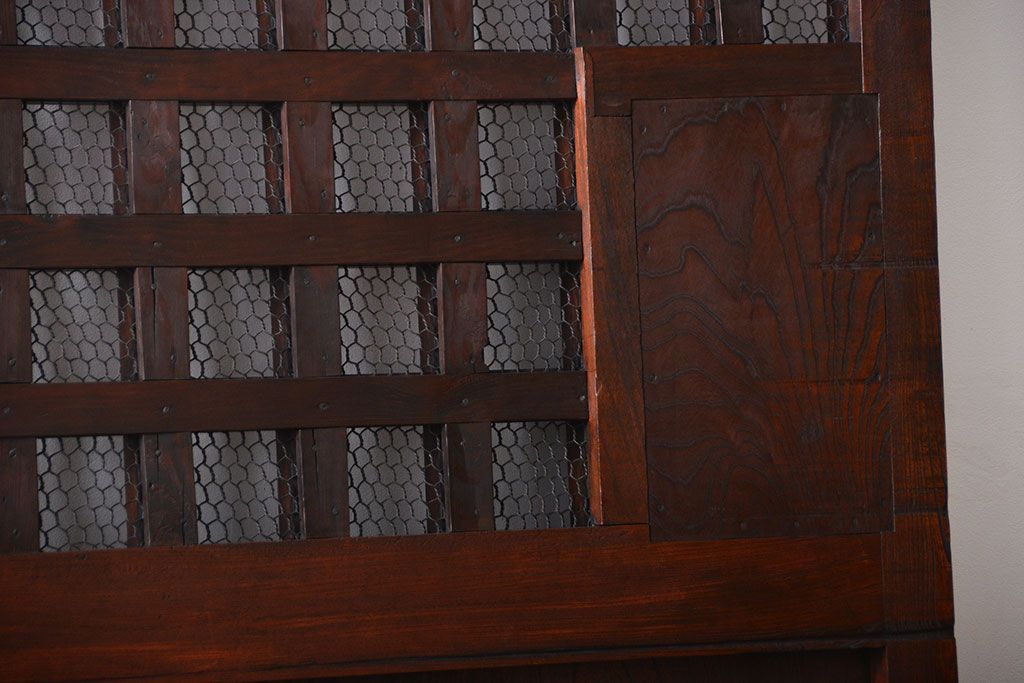 古民具・骨董　総欅材のマス目格子蔵戸(きつね格子、狐格子、玄関戸)