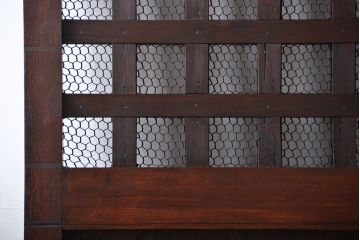古民具・骨董　総欅材のマス目格子蔵戸(きつね格子、狐格子、玄関戸)