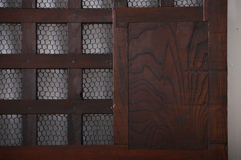 古民具・骨董　総欅材のマス目格子蔵戸(きつね格子、狐格子、玄関戸)