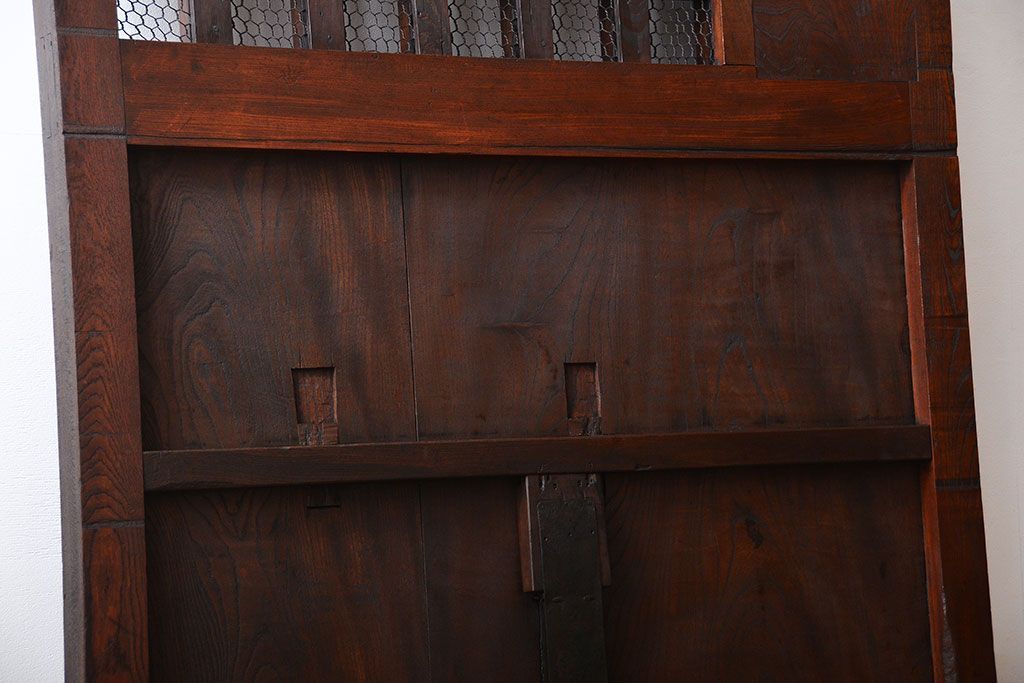 古民具・骨董　総欅材のマス目格子蔵戸(きつね格子、狐格子、玄関戸)