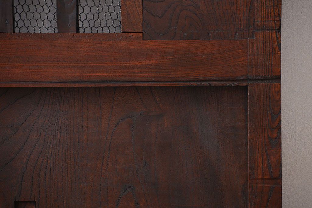 古民具・骨董　総欅材のマス目格子蔵戸(きつね格子、狐格子、玄関戸)