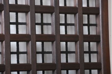 古民具・骨董　欅材の鉄帯付き格子蔵戸(ガラス入り)(玄関戸)