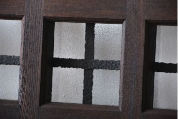 古民具・骨董　欅材の鉄帯付き格子蔵戸(ガラス入り)(玄関戸)