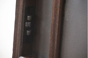 古民具・骨董　欅材の鉄帯付き格子蔵戸(ガラス入り)(玄関戸)