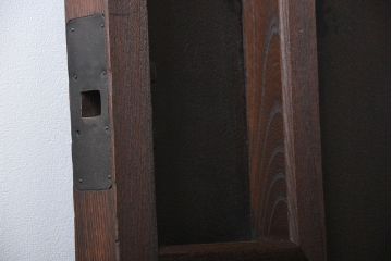古民具・骨董　欅材の鉄帯付き格子蔵戸(ガラス入り)(玄関戸)