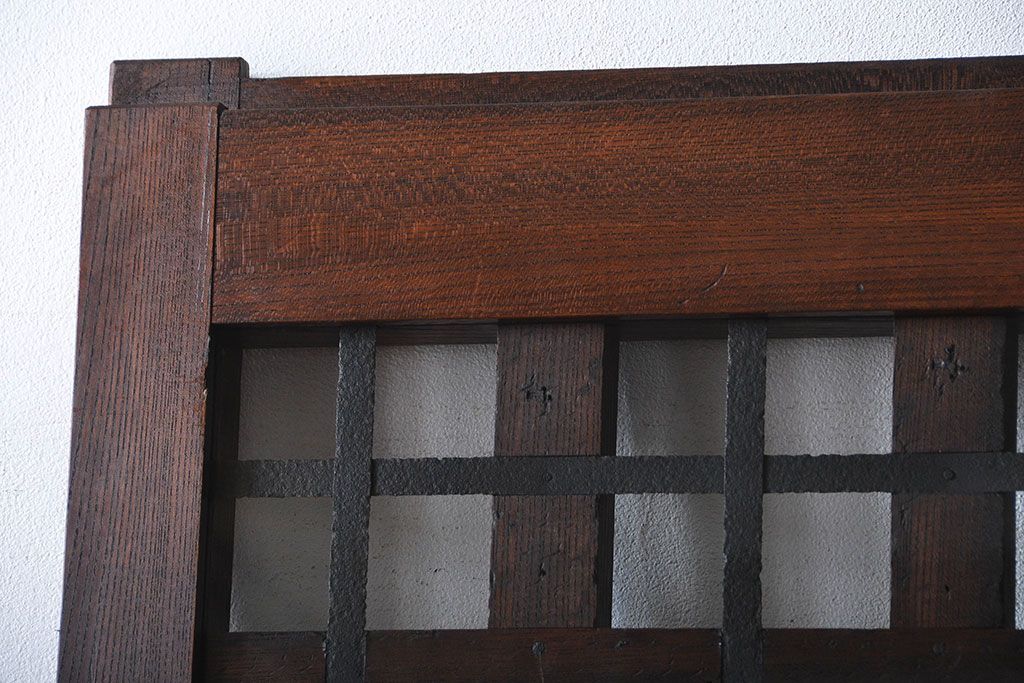 古民具・骨董　欅材の鉄帯付き格子蔵戸(ガラス入り)(玄関戸)