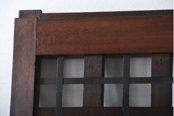 古民具・骨董　欅材の鉄帯付き格子蔵戸(ガラス入り)(玄関戸)
