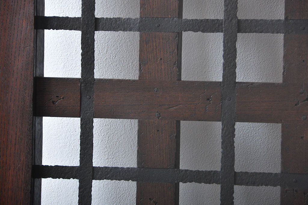 古民具・骨董　欅材の鉄帯付き格子蔵戸(ガラス入り)(玄関戸)