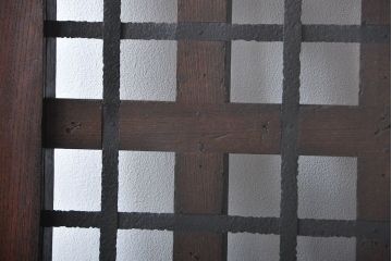 古民具・骨董　欅材の鉄帯付き格子蔵戸(ガラス入り)(玄関戸)