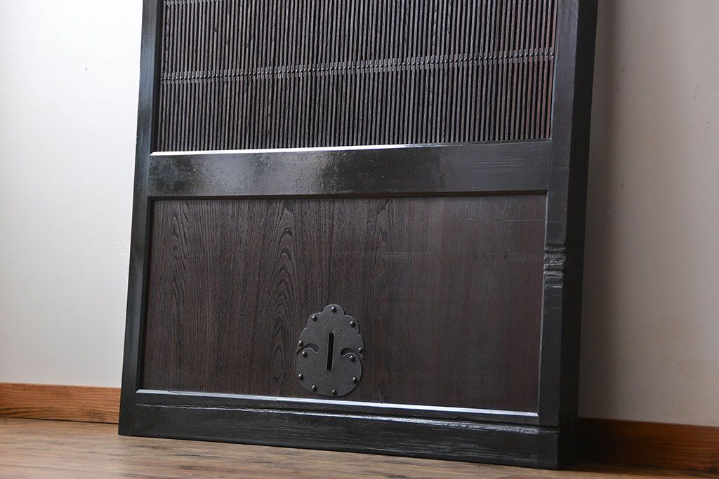 古民具・骨董　繊細な格子の上質な蔵戸(玄関戸)