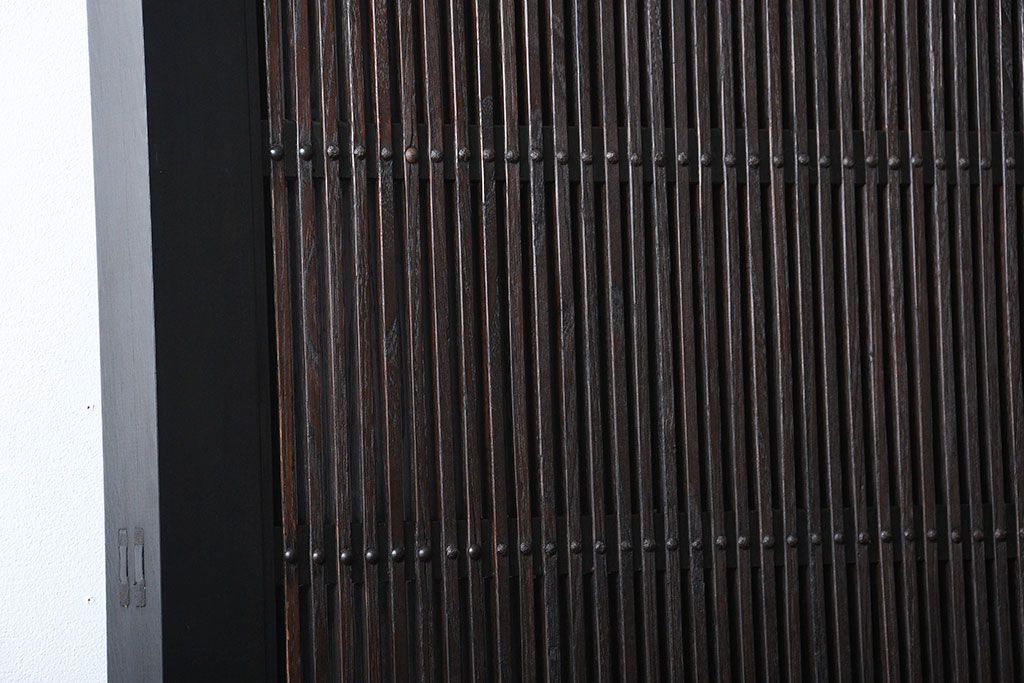 古民具・骨董　繊細な格子の上質な蔵戸(玄関戸)