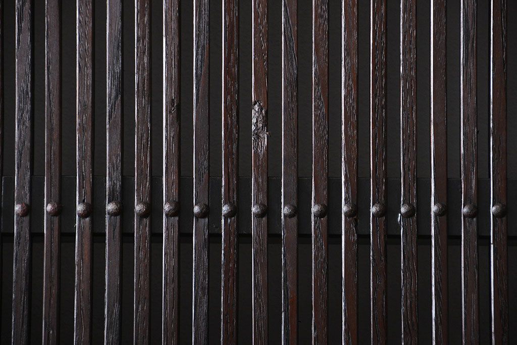 古民具・骨董　繊細な格子の上質な蔵戸(玄関戸)