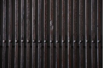 古民具・骨董　繊細な格子の上質な蔵戸(玄関戸)