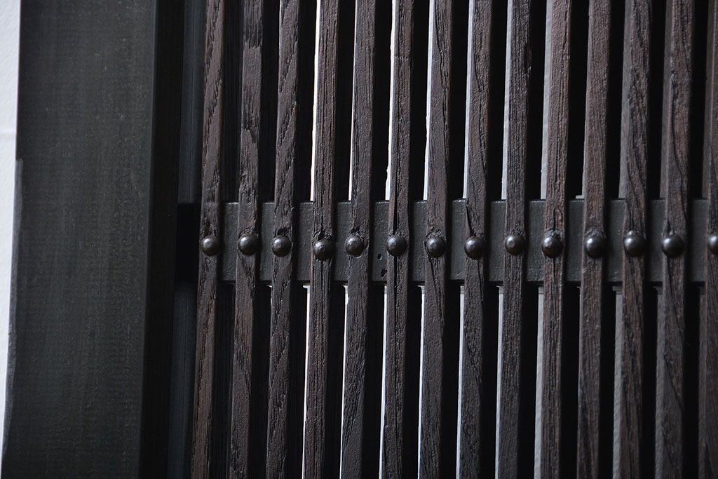 古民具・骨董　繊細な格子の上質な蔵戸(玄関戸)