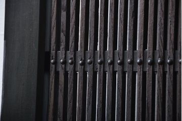 古民具・骨董　繊細な格子の上質な蔵戸(玄関戸)