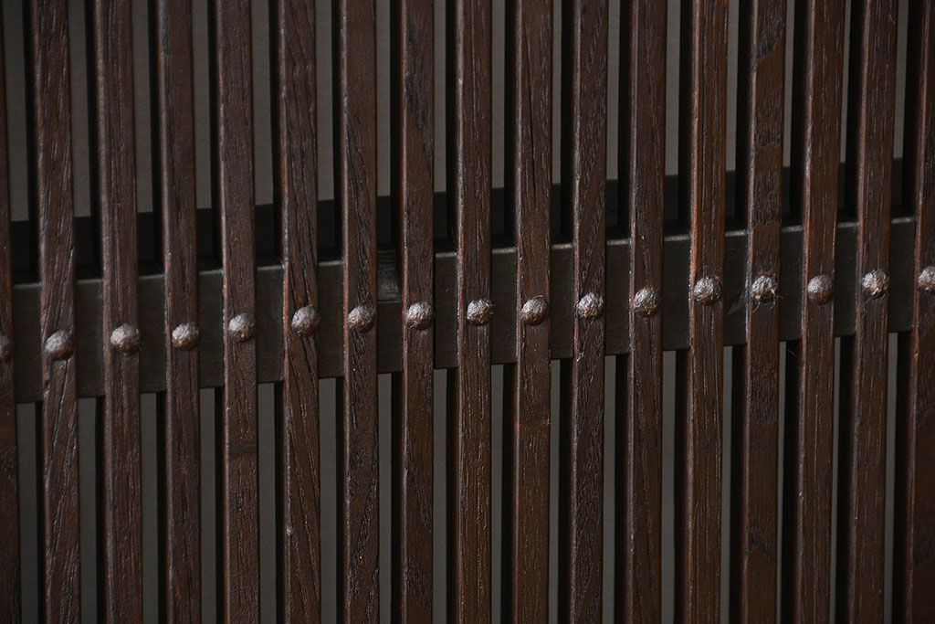 古民具・骨董　繊細な格子の上質な蔵戸(玄関戸)