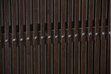 古民具・骨董　繊細な格子の上質な蔵戸(玄関戸)