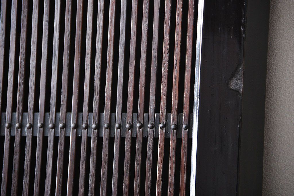 古民具・骨董　繊細な格子の上質な蔵戸(玄関戸)