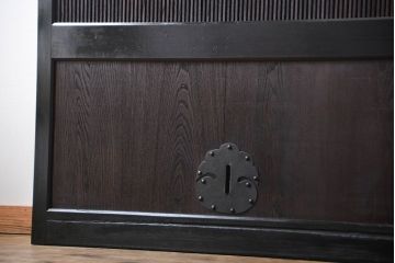 古民具・骨董　繊細な格子の上質な蔵戸(玄関戸)