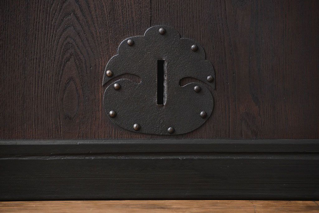 古民具・骨董　繊細な格子の上質な蔵戸(玄関戸)