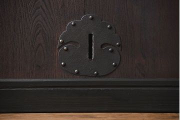 古民具・骨董　繊細な格子の上質な蔵戸(玄関戸)