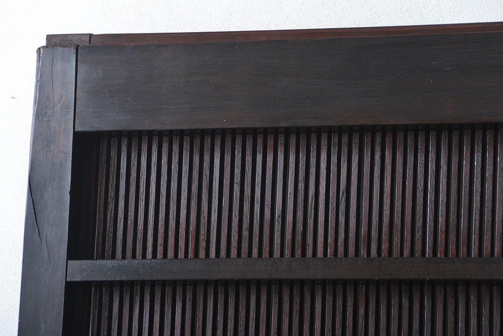 古民具・骨董　繊細な格子の上質な蔵戸(玄関戸)