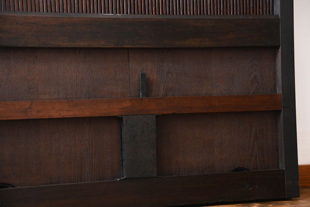 古民具・骨董　繊細な格子の上質な蔵戸(玄関戸)