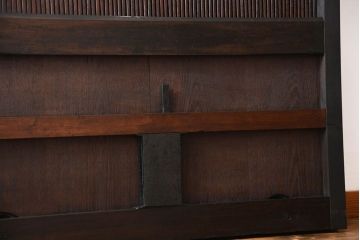 古民具・骨董　繊細な格子の上質な蔵戸(玄関戸)