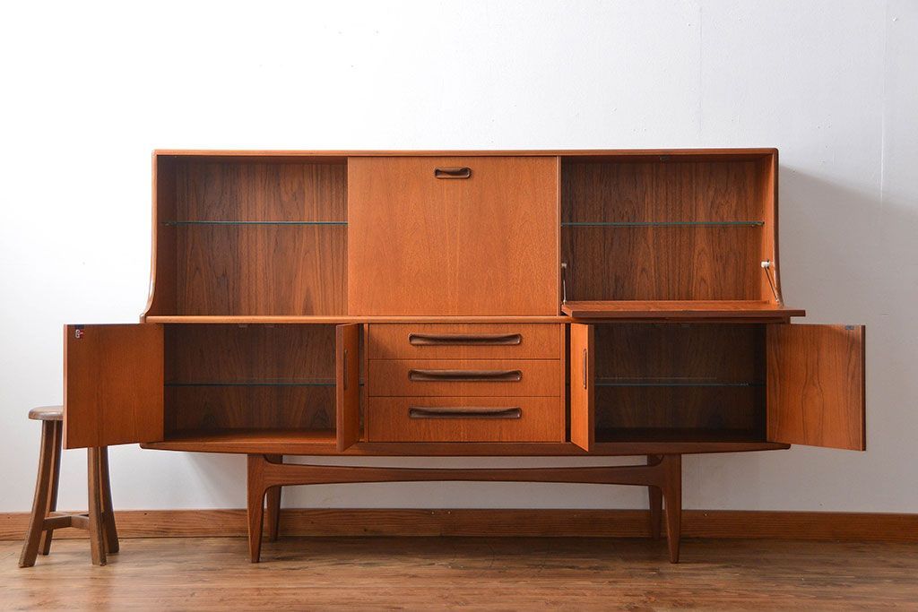 北欧家具　G-PLAN(ジープラン)チーク材サイドボード(サイドキャビネット、リビングボード)