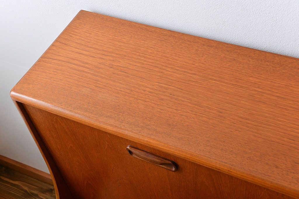 北欧家具　G-PLAN(ジープラン)チーク材サイドボード(サイドキャビネット、リビングボード)