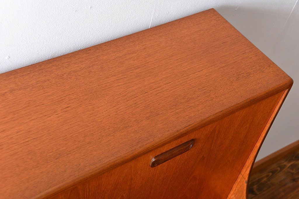 北欧家具　G-PLAN(ジープラン)チーク材サイドボード(サイドキャビネット、リビングボード)