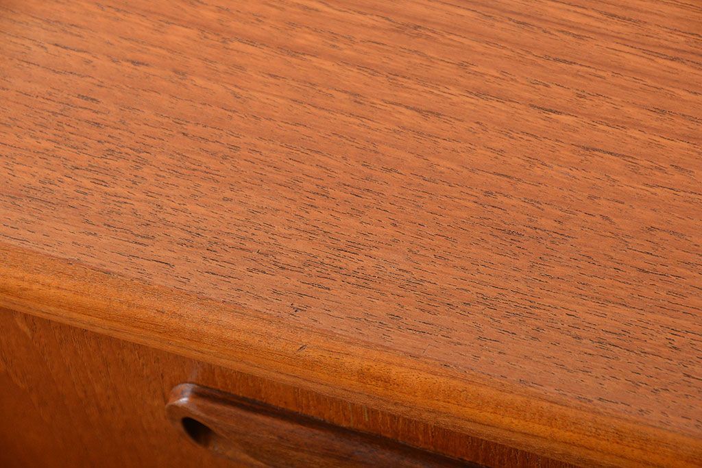 北欧家具　G-PLAN(ジープラン)チーク材サイドボード(サイドキャビネット、リビングボード)