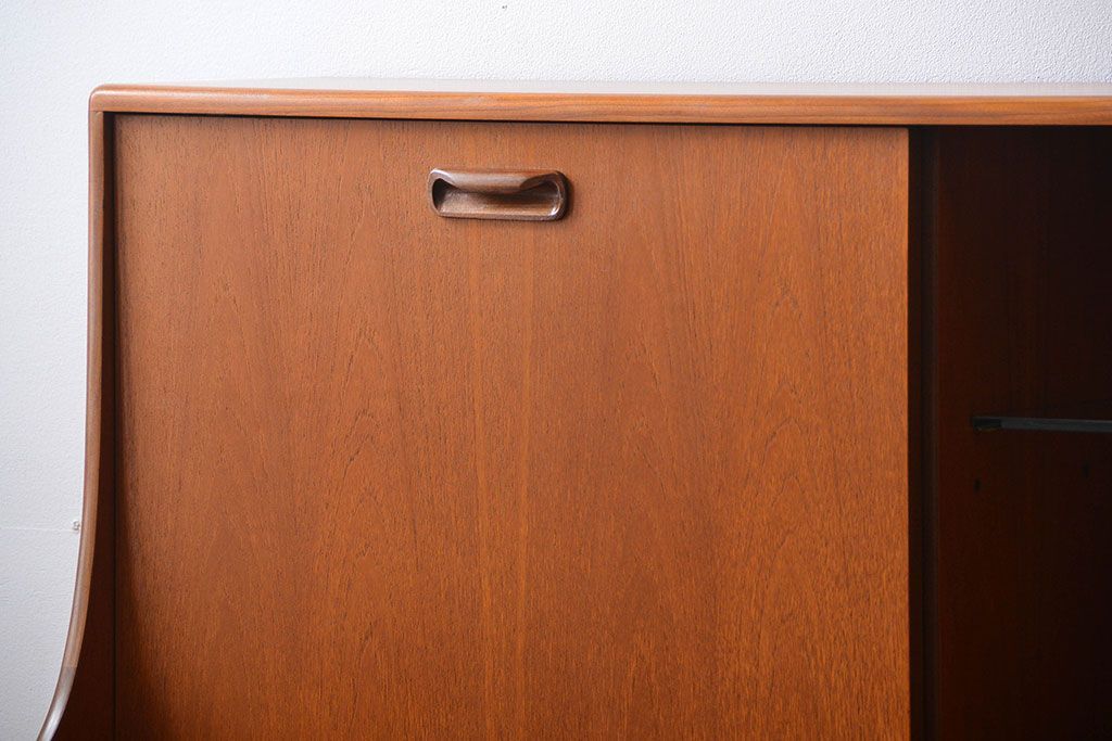 北欧家具　G-PLAN(ジープラン)チーク材サイドボード(サイドキャビネット、リビングボード)