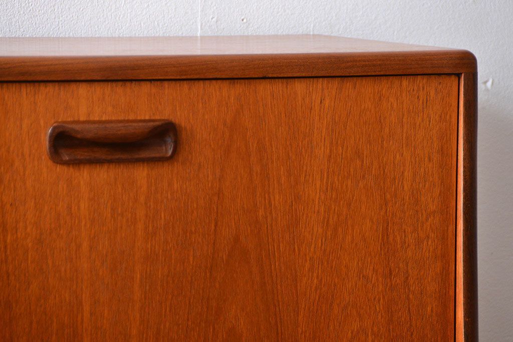 北欧家具　G-PLAN(ジープラン)チーク材サイドボード(サイドキャビネット、リビングボード)