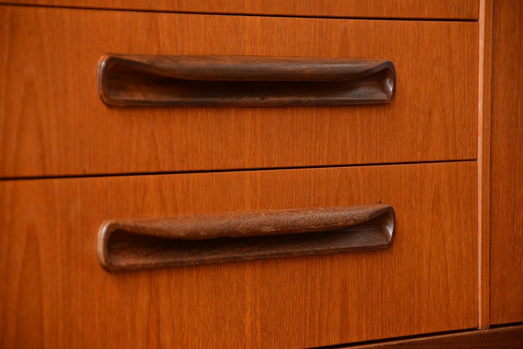 北欧家具　G-PLAN(ジープラン)チーク材サイドボード(サイドキャビネット、リビングボード)