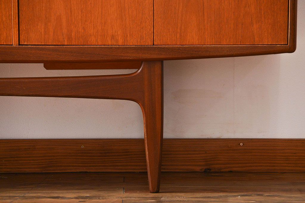 北欧家具　G-PLAN(ジープラン)チーク材サイドボード(サイドキャビネット、リビングボード)