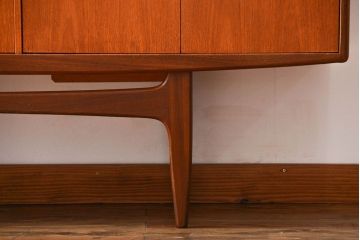 北欧家具　G-PLAN(ジープラン)チーク材サイドボード(サイドキャビネット、リビングボード)