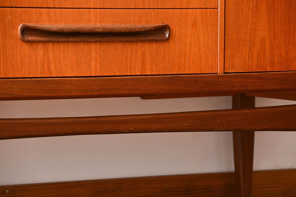 北欧家具　G-PLAN(ジープラン)チーク材サイドボード(サイドキャビネット、リビングボード)