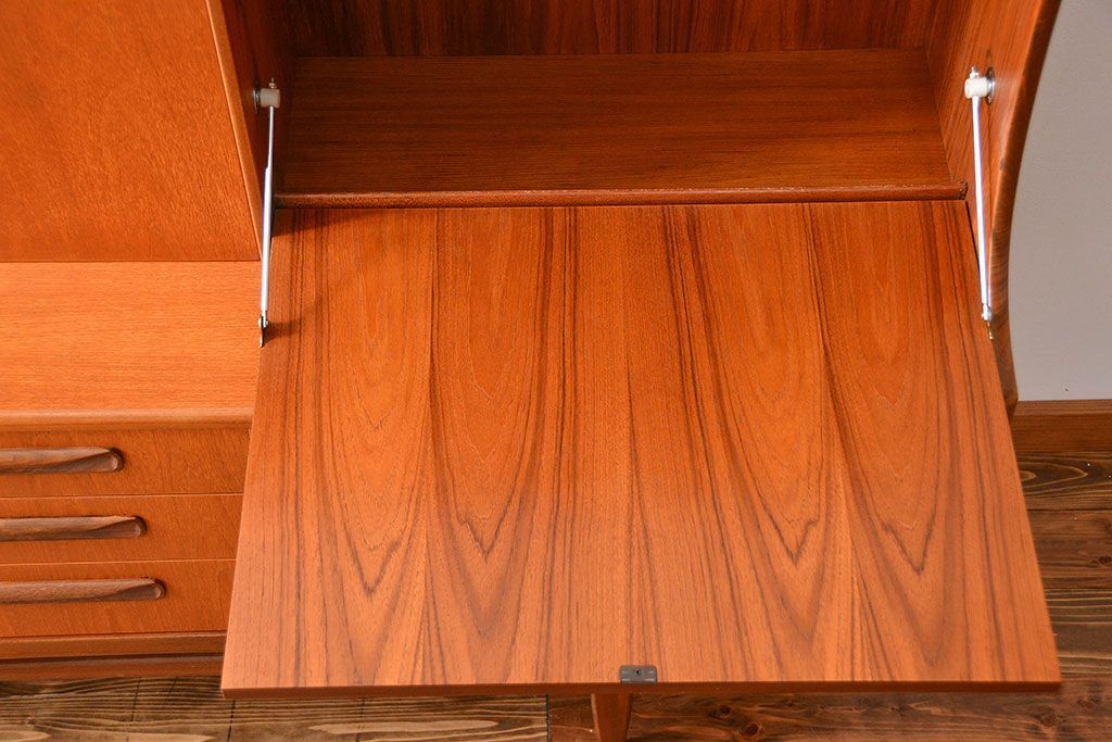 北欧家具　G-PLAN(ジープラン)チーク材サイドボード(サイドキャビネット、リビングボード)