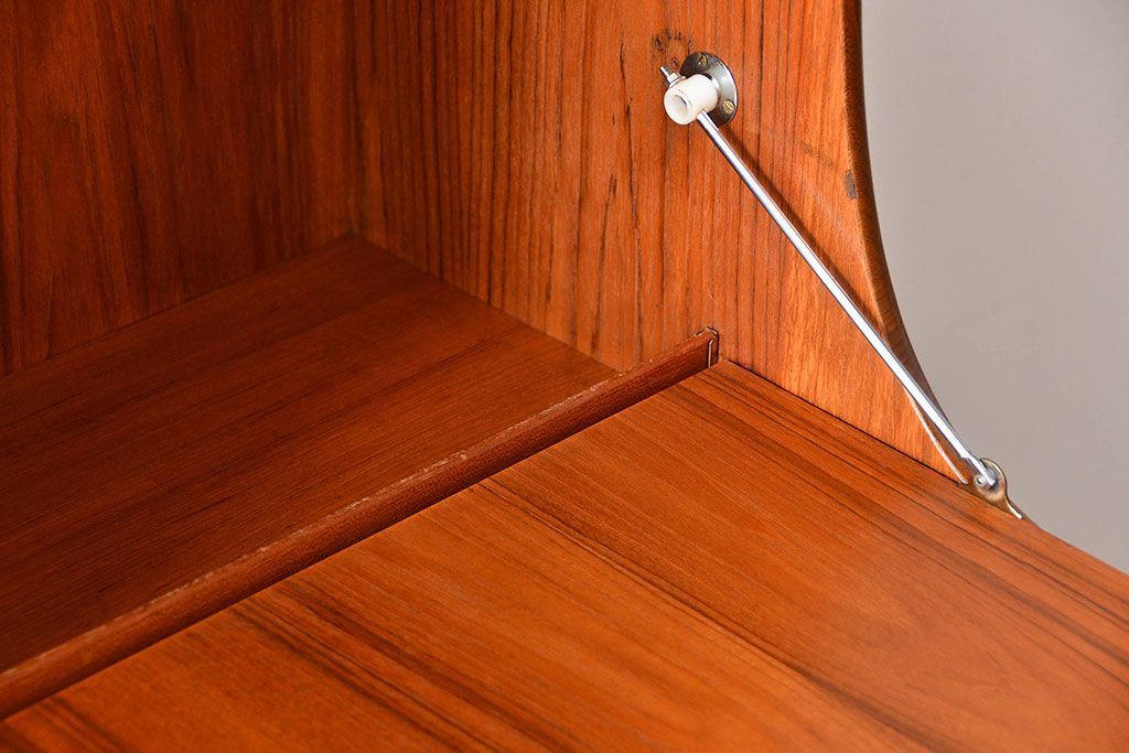 北欧家具　G-PLAN(ジープラン)チーク材サイドボード(サイドキャビネット、リビングボード)