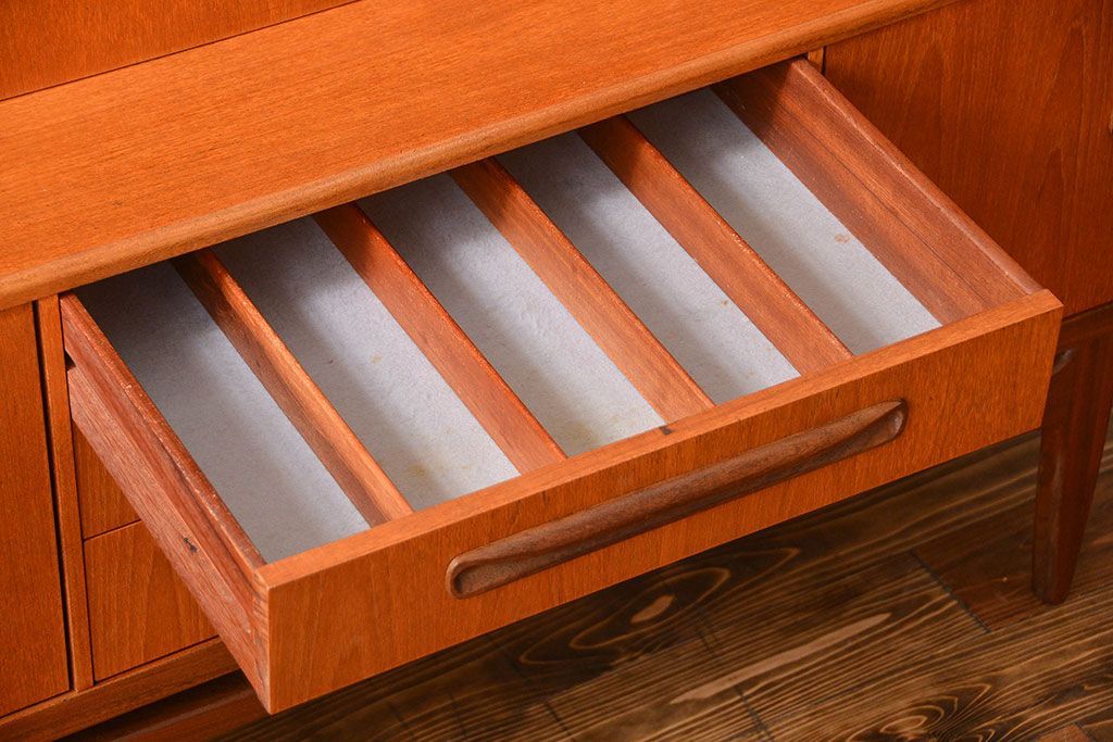 北欧家具　G-PLAN(ジープラン)チーク材サイドボード(サイドキャビネット、リビングボード)