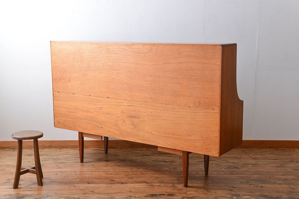 北欧家具　G-PLAN(ジープラン)チーク材サイドボード(サイドキャビネット、リビングボード)