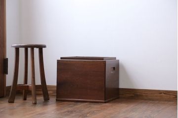 アンティーク雑貨　古民具・骨董品　古い栗材と黒柿材の角火鉢(鉢カバー)