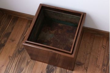 アンティーク雑貨　古民具・骨董品　古い栗材と黒柿材の角火鉢(鉢カバー)