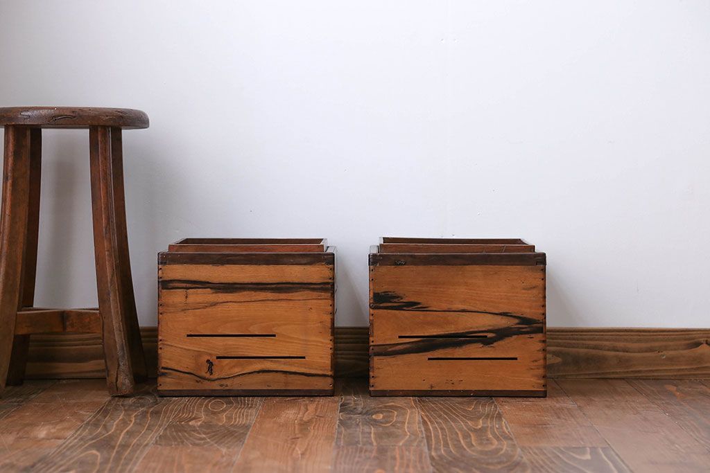 アンティーク雑貨　古民具・骨董　古い黒柿無垢材!角火鉢2個セット