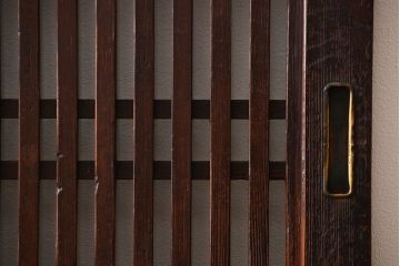 古民具・骨董　シックな格子帯戸2枚セット(和風建具、古民家)