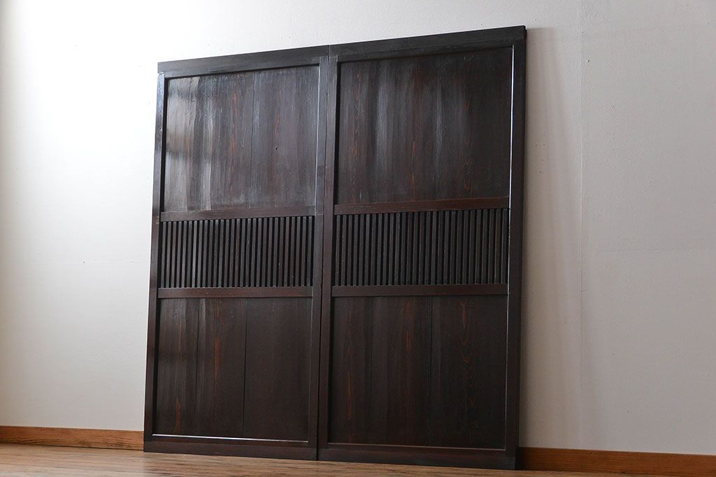 古民具・骨董　囲炉裏でいぶされた格子帯戸2枚セット(板戸)