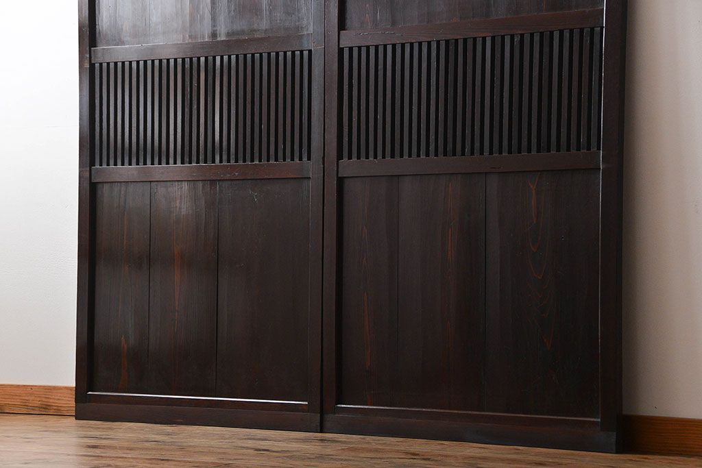 古民具・骨董　囲炉裏でいぶされた格子帯戸2枚セット(板戸)