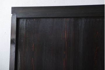 古民具・骨董　囲炉裏でいぶされた格子帯戸2枚セット(板戸)